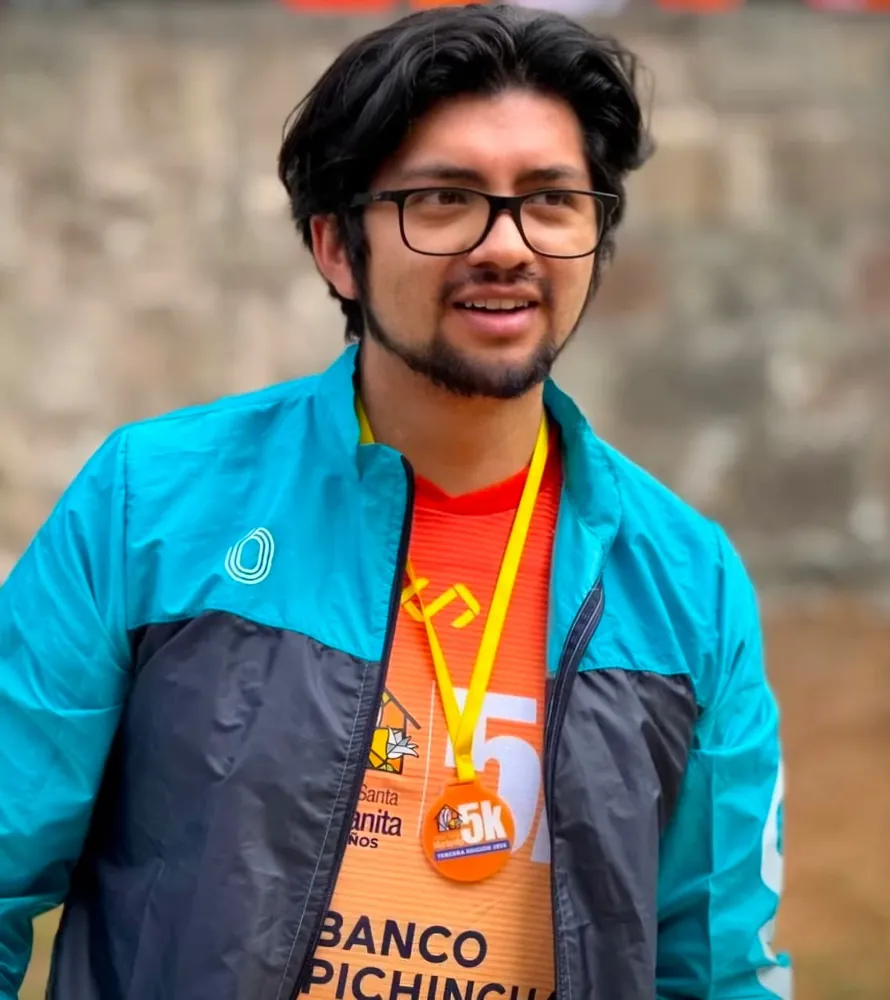 Hombre con lentes y la chompa LIGHTRUN turquesa y negra, con una medalla de carrera 5K
